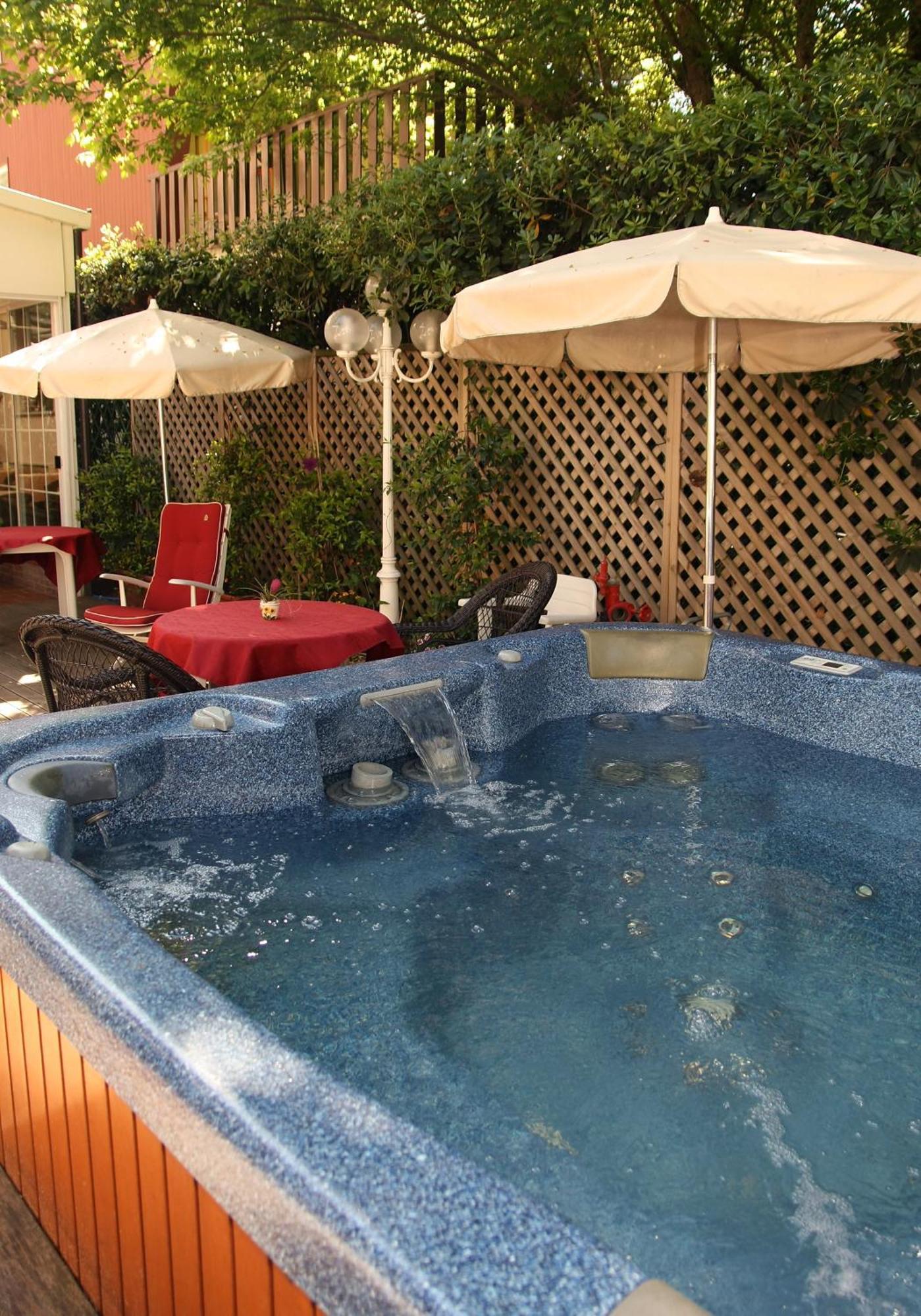 Hotel Santiago Milano Marittima Bagian luar foto
